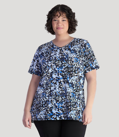 Model, facing front, wearing Junonia Lifestyle Printed Short Sleeve V-Neck top in blue melange print.