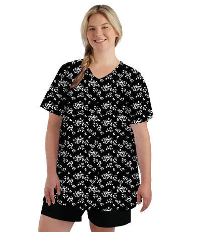 Plus size model, facing front, wearing JunoActive's JunoBliss v-neck short sleeve top in fresh gardenia with black shorts. Hands by her side.